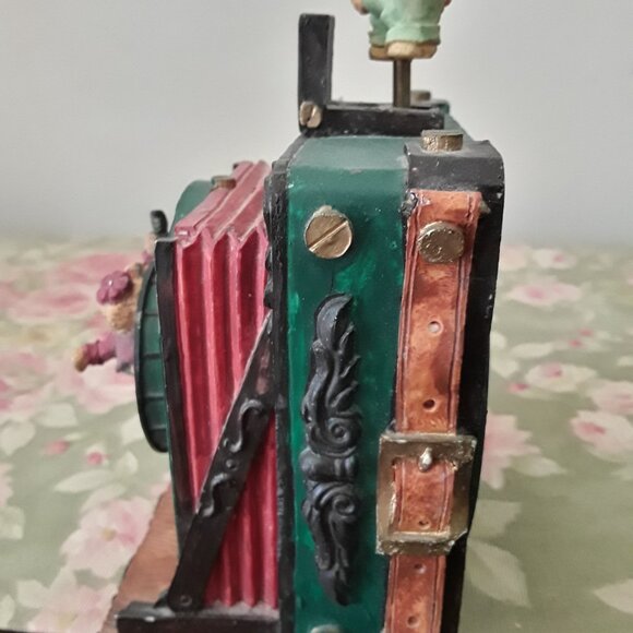 Vintage Musical Box Shaped Like an Antique Camera with Teddy Bears - Picture 4 of 6